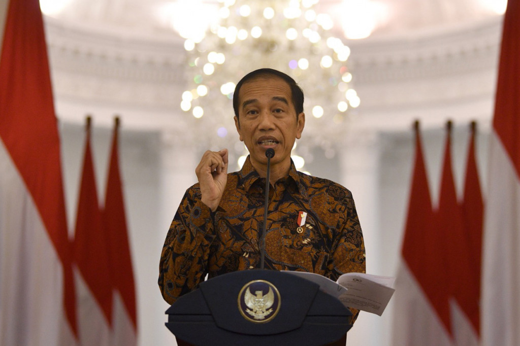 Dalam menangani penyebaran virus korona atau covid-19, Jokowi memastikan bahwa pemerintah akan terus berkomunikasi dengan Badan Kesehatan Dunia atau WHO.