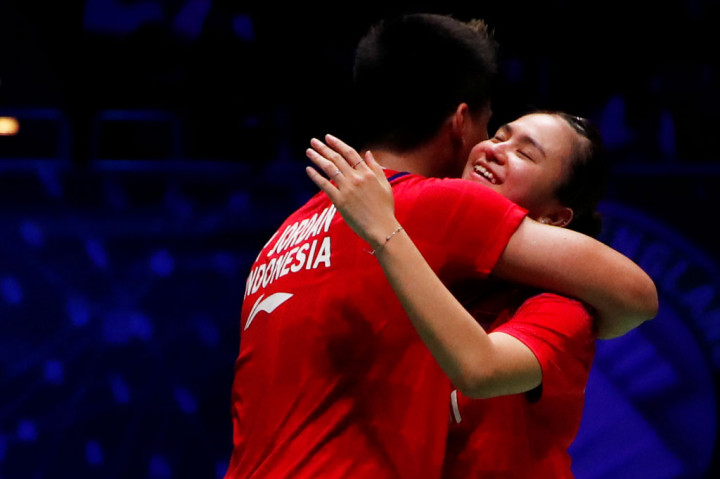 Pebulu tangkis ganda campuran Indonesia Praveen Jordan dan Melati Daeva Oktavianti meluapkan kegembiraannya seusai memenangi laga final ganda campuran All England 2020.
