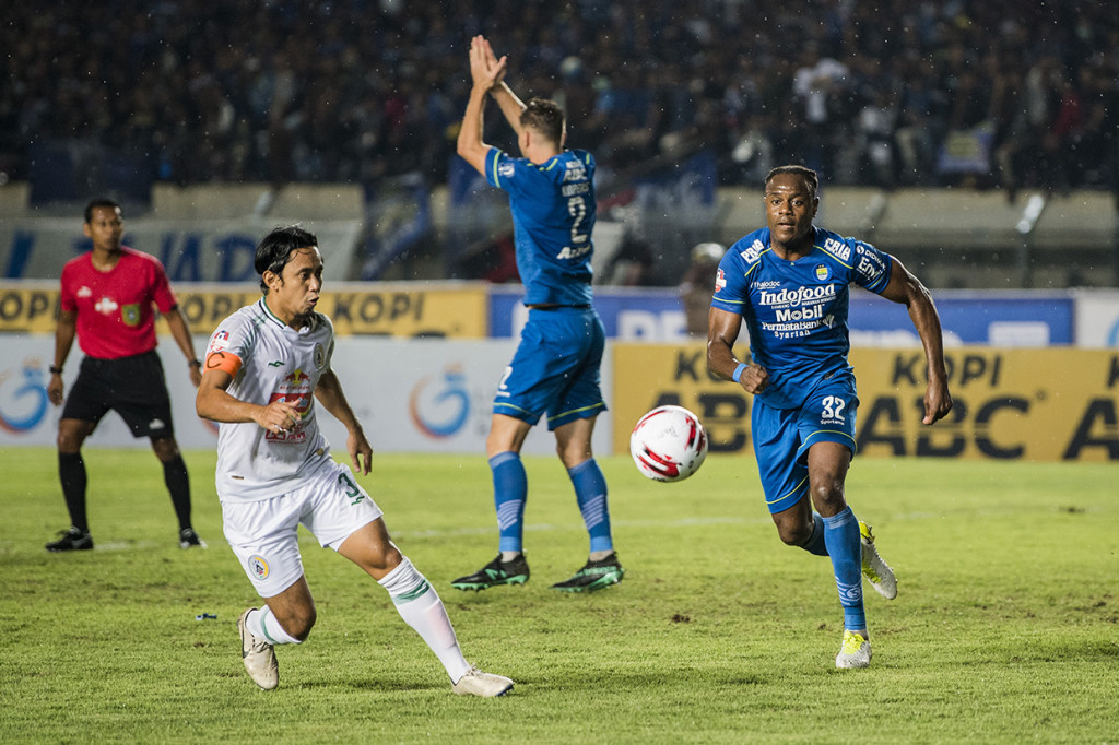 Pesepak bola Persib Bandung Victor C. Igbonefo (kanan) dan pesepak bola PSS Sleman M Bagus Nirwanto (kiri) mengejar bola saat pertandingan Sepak Bola Liga 1 2020 di stadion Si Jalak Harupat, Kabupaten Bandung, Jawa Barat.