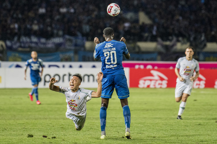 Pesepak bola Persib Bandung Geoffrey W.M Castillion (kedua kanan) berusaha menyundul bola dibayangi pesepak bola PSS Sleman Arthur Daniel Irawan (kedua kiri) saat pertandingan Sepak Bola Liga 1 2020 di stadion Si Jalak Harupat, Kabupaten Bandung, Jawa Barat.
