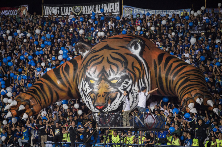 Suporter Persib Bandung membentangkan koreo Harimau tiga dimensi saat pertandingan Persib Bandung dengan PSS Sleman pada Liga 1 2020 di stadion Si Jalak Harupat, Kabupaten Bandung, Jawa Barat.