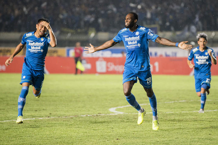 Pesepak bola Persib Bandung Geoffrey W.M Castillion (kedua kanan) dan Wander Luiz Queiroz Dias (kiri) merayakan selebrasi seusai mencetak gol ke gawang PSS Sleman pada pertandingan Sepak Bola Liga 1 2020 di stadion Si Jalak Harupat, Kabupaten Bandung, Jawa Barat.

