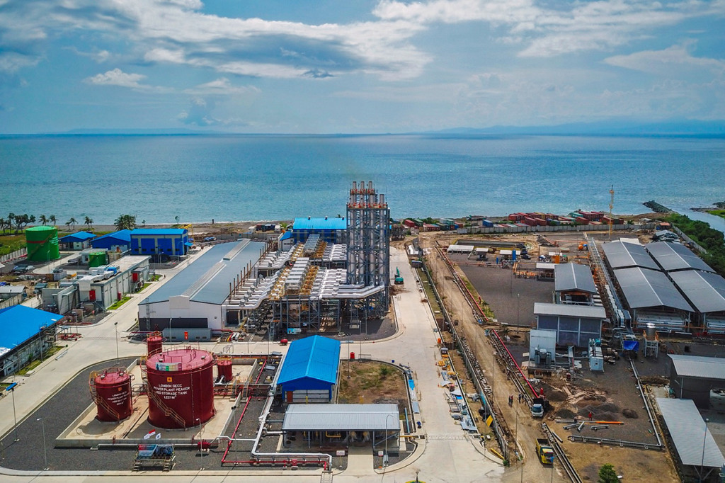 Foto udara Pembangkit Listrik Tenaga Mesin Gas Uap (PLTMGU) Lombok Peaker berkapasitas total 136 Megawatt (MW) di Tanjung Karang, Mataram, NTB, Senin.