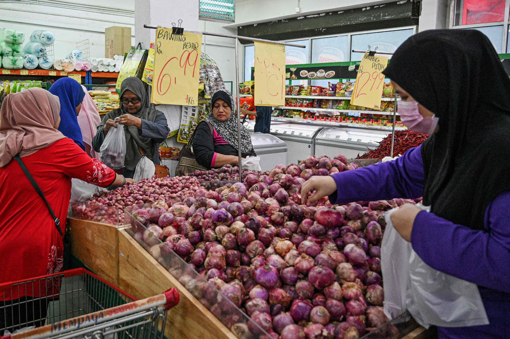 Menjelang pemberlakukan lockdown, warga Malaysia, Selasa, 17 Maret 2020 berbelanja sejumlah barang kebutuhan pokok.