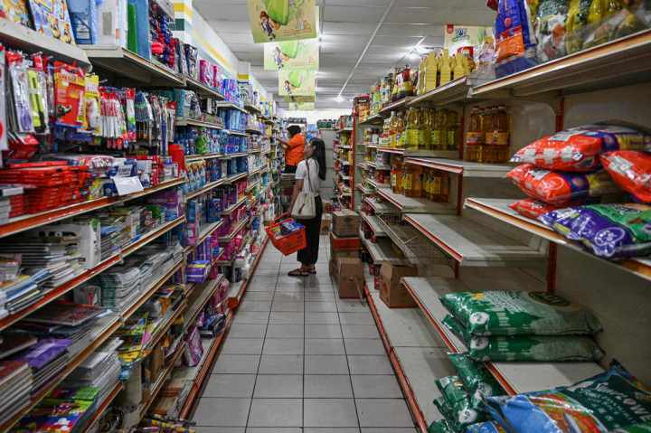 Warga yang kebanyakan kaum perempuan berbelanja bahan-bahan makanan serta sejumlah bumbu untuk memenuhi kebutuhan mereka.