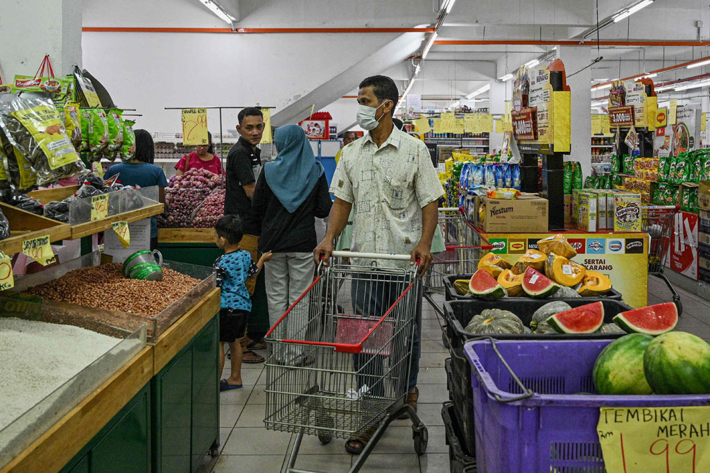 Warga yang berbelanja sebagian mengenakan masker sebagian lagi tidak.