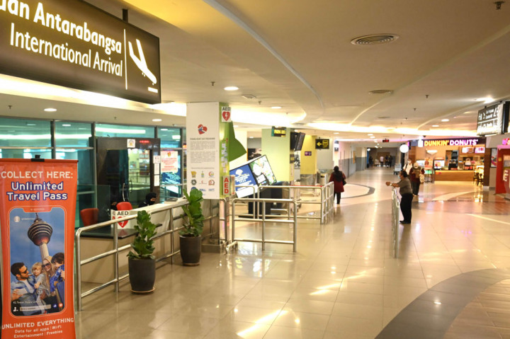 Sementara itu suasana Bandara Internasional Penang, Selasa, nampak sepi, sehari menjelang pemberlakuan lockdown. 