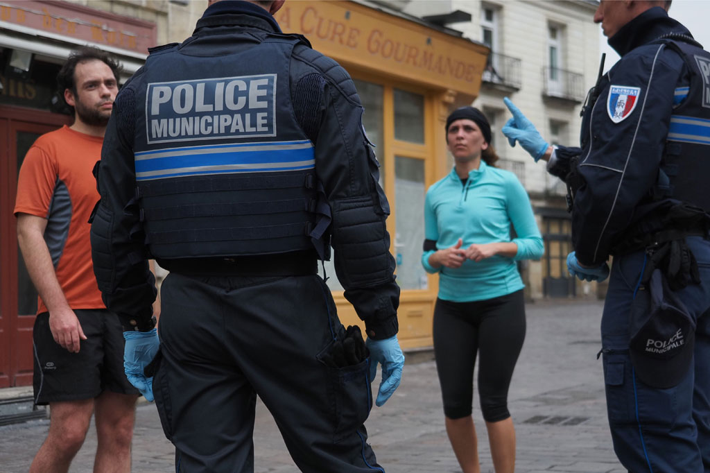 Polisi tengah mencegah warga yang ingin bepergian dan menyarankan untuk tetap tinggal di rumah selama penerapan lockdown, di Tours, Prancis, Selasa, 17 Maret 2020.