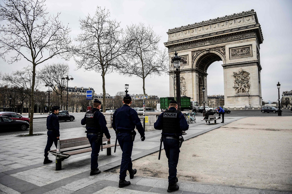 Prancis mengerahkan 100.000 polisi untuk menegakkan penerapan 'lockdown', yang diperintahkan Presiden Emmanuel Macron untuk menghadang penyebaran wabah virus korona (covid-19). 