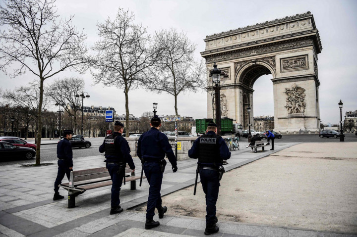 Prancis mengerahkan 100.000 polisi untuk menegakkan penerapan 'lockdown', yang diperintahkan Presiden Emmanuel Macron untuk menghadang penyebaran wabah virus korona (covid-19). 