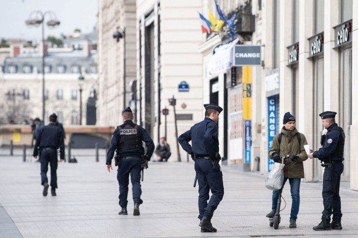 Macron mengatakan bahwa mulai Selasa, 17 Maret 2020 tengah malam waktu setempat, semua orang harus tinggal di rumah, kecuali untuk berbelanja kebutuhan sehari-hari, pergi ke tempat kerja, berolah raga atau berobat.