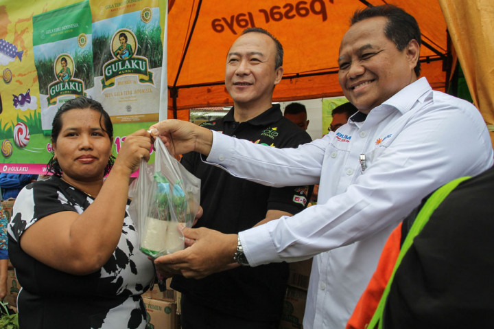 Direktur Operasional dan Pelayanan Publik Perum Bulog  Tri Wahyudi Saleh (kanan) melayani pembeli dalam operasi pasar komoditas pangan di Pasar Kramat Jati, Jakarta, Rabu, 18 Maret 2020. 