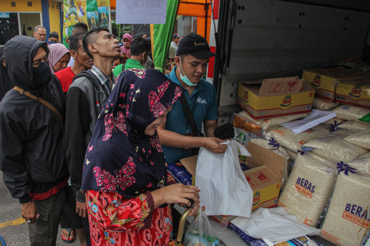 Pemerintah melalui Perum Bulog melakukan optimalisasi kegiatan operasi pasar dalam rangka mencegah dan menangani terjadinya gejolak harga pangan khususnya terkait kekhawatiran masyarakat akibat pandemi virus korona atau covid-19. 