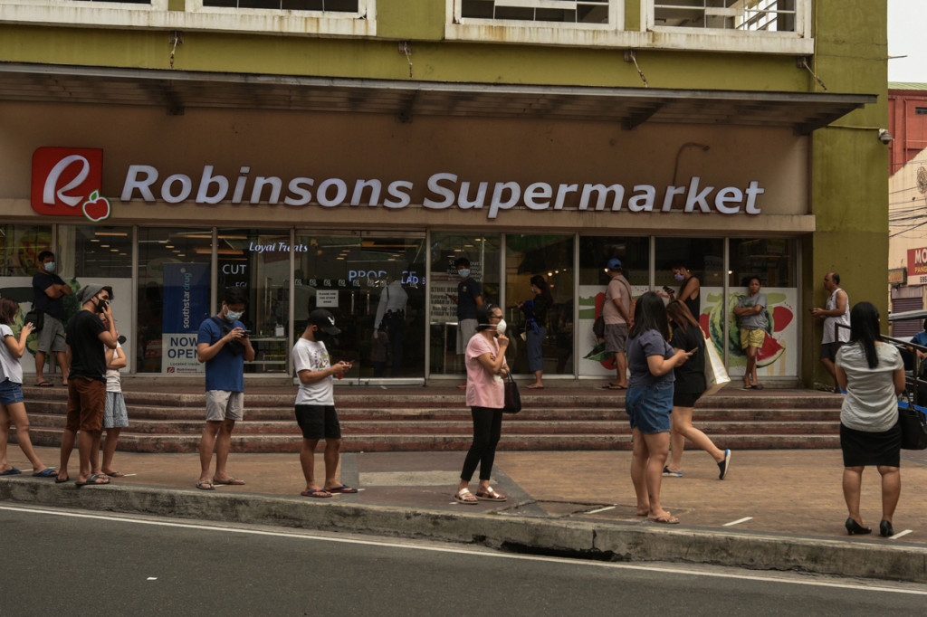 Di Manila, Filipina, beberapa area publik sudah terpasang garis antrean yang berjarak satu meter. AFP Photo/Maria Tan