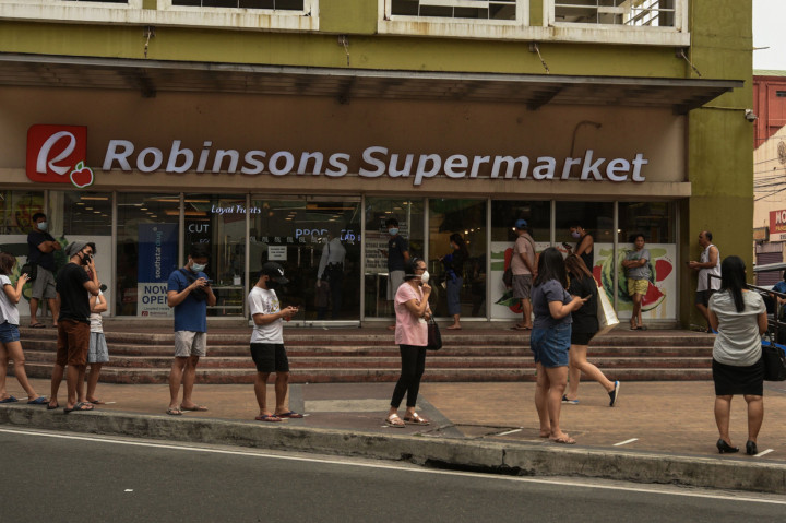 Di Manila, Filipina, beberapa area publik sudah terpasang garis antrean yang berjarak satu meter. AFP Photo/Maria Tan