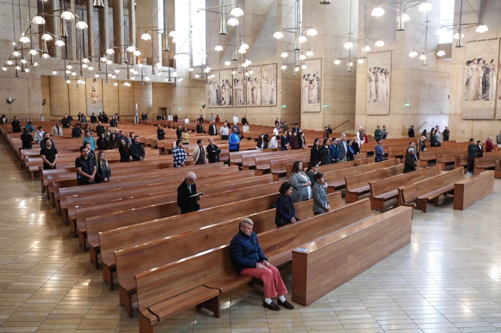 Aturan social ditancing juga diterapkan di Amerika Serikat. Untuk membatasi penyebaran Covid-19, Gereja di Los Angeles, California membatasi kehadiran jemaat yang mengikuti Misa. AFP Photo/Mario Tama