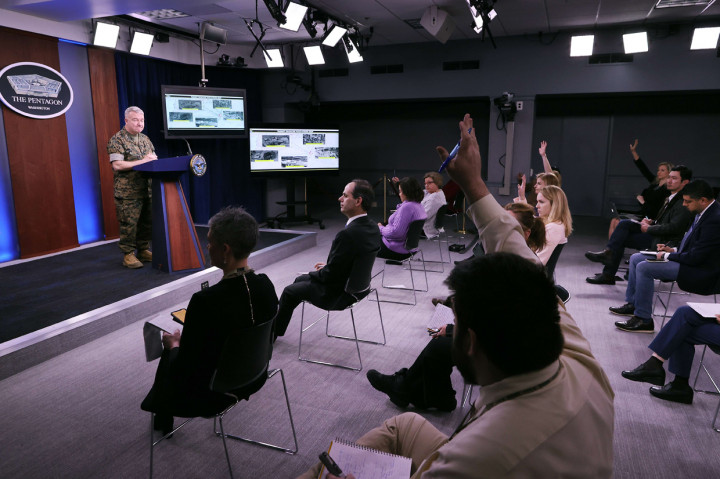 Pentagon melakukan social distancing dengan menjaga kursi wartawan terpisah satu sama lain selama konferensi pers berlangsung. AFP Photo/Chip Somodevilla
