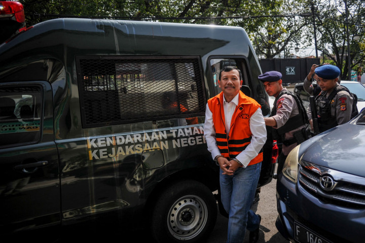 Terdakwa kasus suap Meikarta yang juga mantan Sekretaris Daerah Jawa Barat, Iwa Karniwa turun dari kendaraan tahanan untuk menjalani sidang dengan agenda pembacaan putusan di Pengadilan Tipikor, Bandung, Jawa Barat.