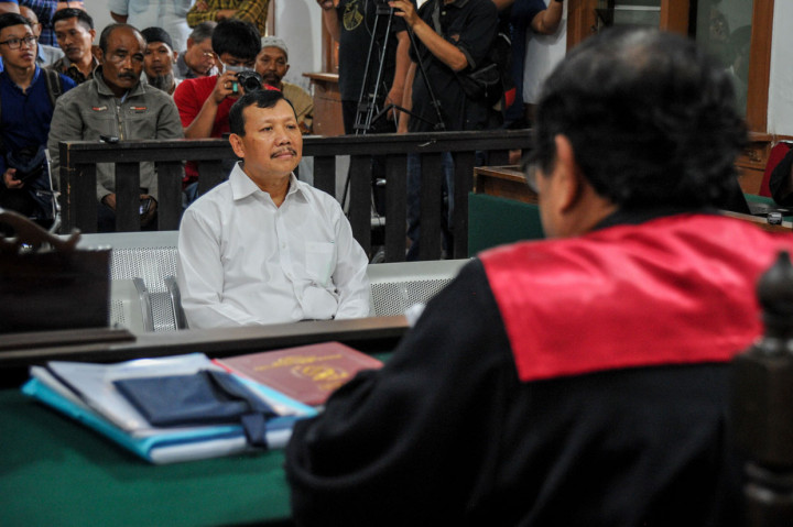 Dalam sidang tersebut, Majelis Hakim memvonis Iwa Karniwa dengan pidana kurungan penjara selama 4 tahun, denda Rp 200 juta subsider 1 bulan karena terbukti menerima suap pada kasus perizinan Meikarta.
