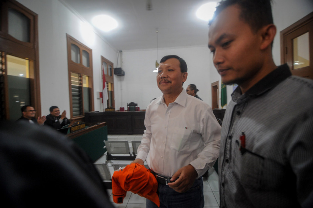 Putusan itu lebih rendah dari tuntutan Jaksa KPK. Sebelumnya Jaksa menuntut Iwa untuk dihukum 6 tahun penjara dan denda Rp 400 juta rupiah subsider tiga bulan kurungan.