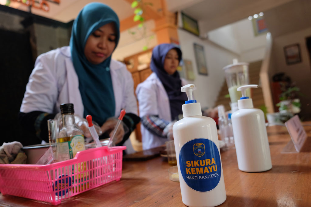 Siswa SMK dan Mahasiswa Produksi Cairan  Antiseptik 