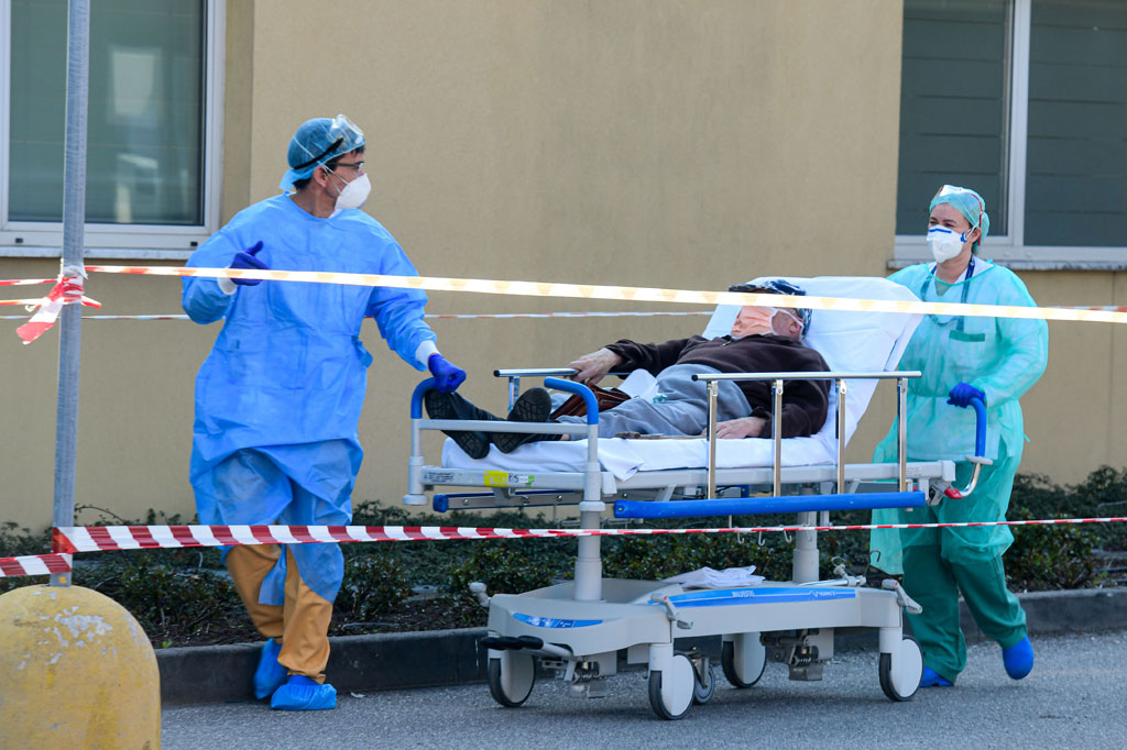 Italia pada Rabu, 18 Maret 2020 waktu setempat, melaporkan 475 kematian baru akibat virus korona. 