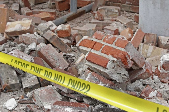 Batu bata dan puing-puing berserakan di sekitar sebuah bangunan yang rusak akibat gempa bumi di Magna, Utah, Rabu, 18 Maret 2020 waktu setempat.