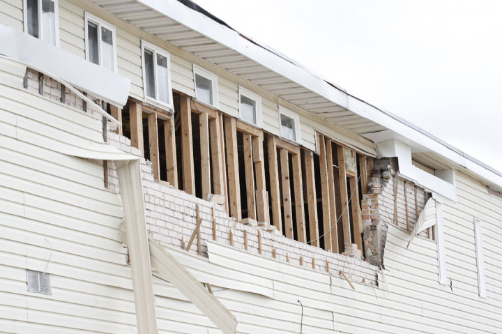 Gempa itu diikuti lebih dari 25 gempa susulan, yang terkuat berkekuatan 4,4 magnitudo, kata USGS.