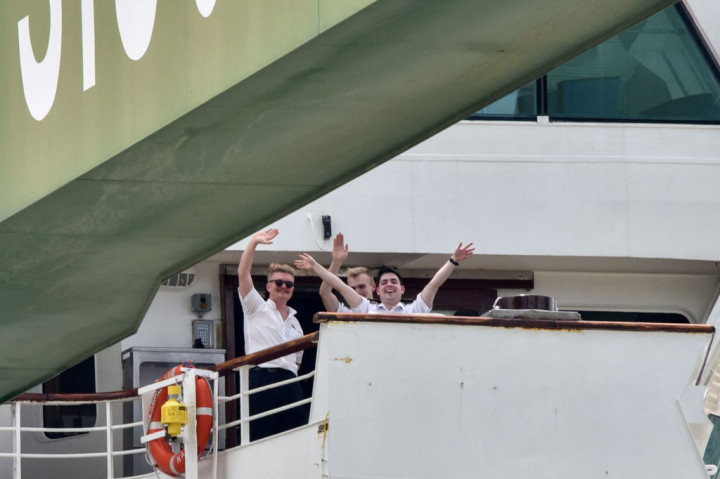 Kapal yang dioperasikan oleh Fred Olsen Cruise Lines yang membawa 682 penumpang dan 381 awak tersebut merapat pada pukul 07:00 waktu setempat (1100 GMT) di pelabuhan industri Mariel, 45 kilometer (30 mil) barat ibu kota Havana, kata wartawan AFP di tempat kejadian.