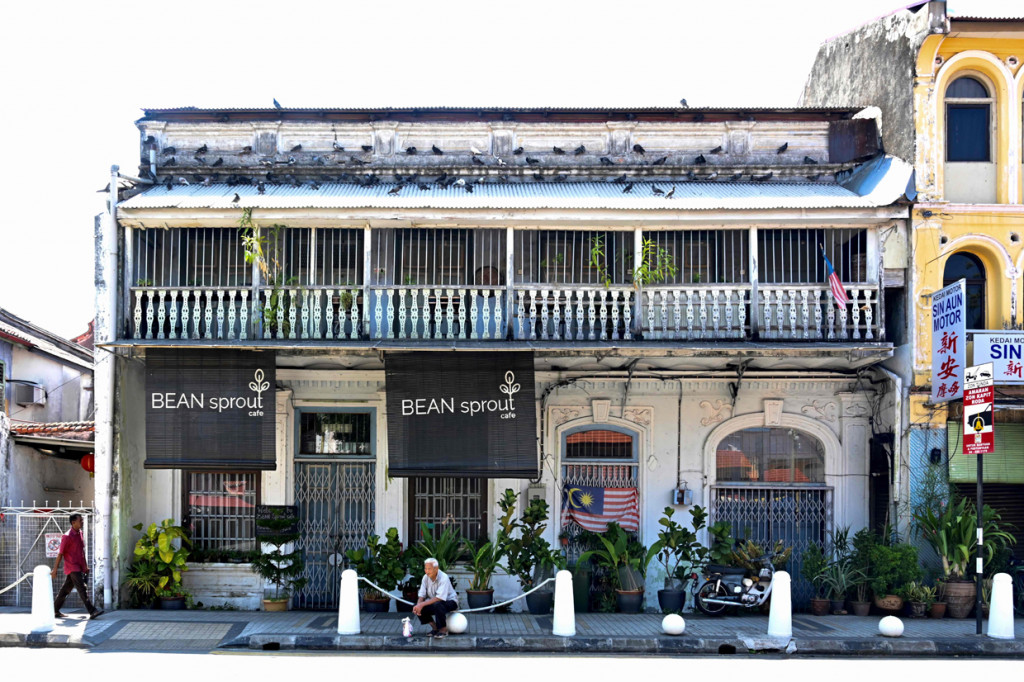 Seorang pria duduk di depan restoran yang telah tutup saat hari pertama kebijakan lockdown di Malaysia.

