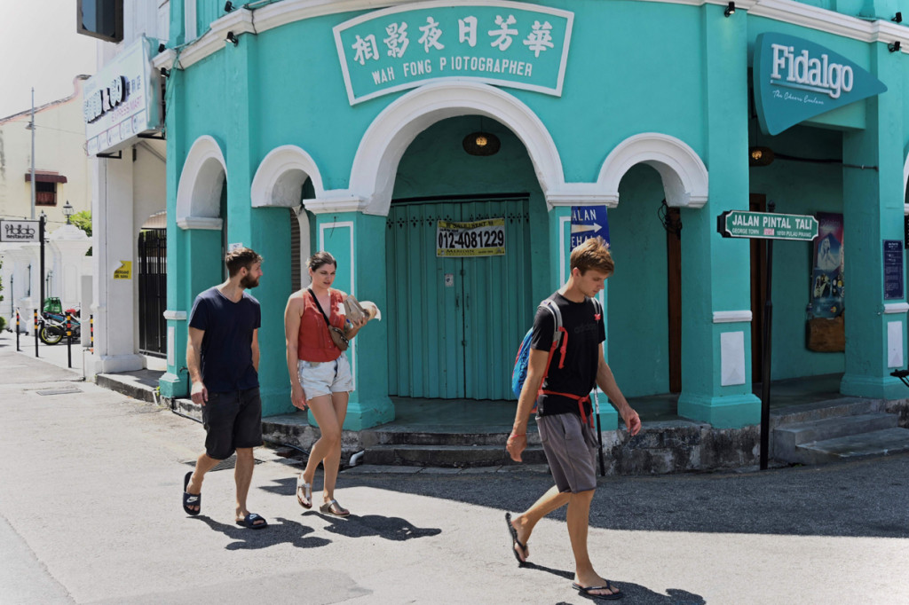 Namun, sejumlah masyarakat masih ada yang keluar dan beraktivitas di luar.
