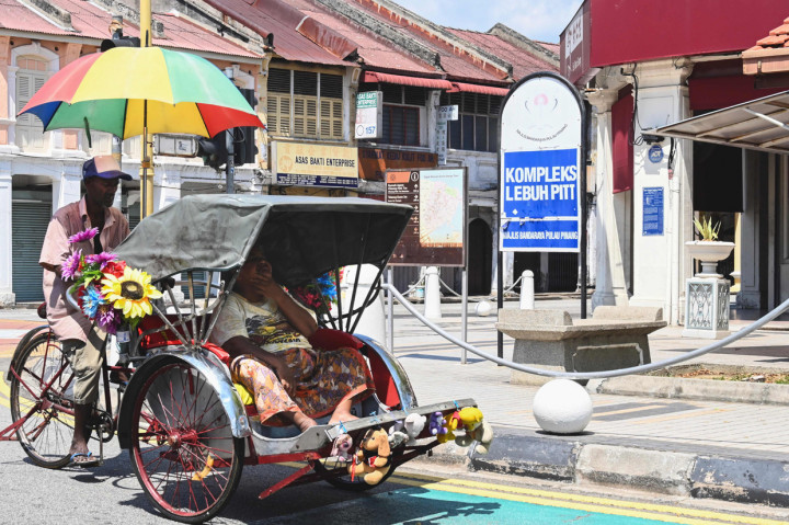 Dewan Keamanan Nasional (NSC) dalam pernyataannya mengimbau warga tetap tinggal di rumah dan tidak pergi keluar kecuali untuk kebutuhan penting selama MCO diberlakukan dua pekan ke depan. 