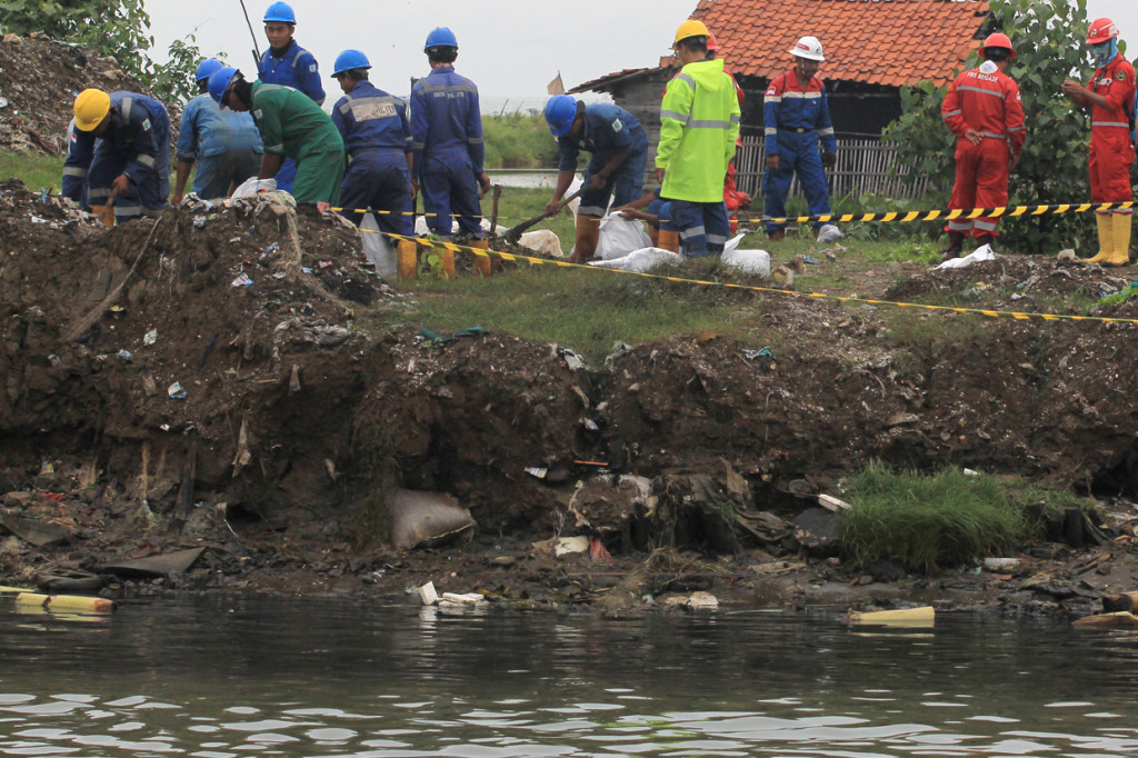 Kebocoran saluran pipa Pertamina EP yang mentransfer air terproduksi dari Pusat Pengumpul Produksi (PPP) menuju Stasiun Pengumpul Utama area B tersebut mencemari lahan tambak dan sungai. 