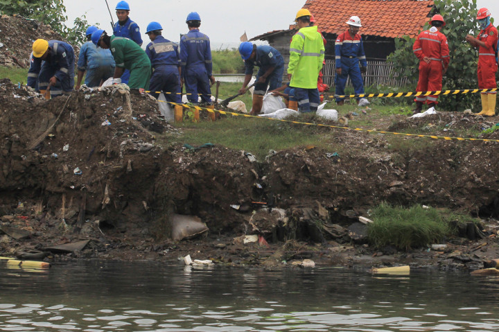 Kebocoran saluran pipa Pertamina EP yang mentransfer air terproduksi dari Pusat Pengumpul Produksi (PPP) menuju Stasiun Pengumpul Utama area B tersebut mencemari lahan tambak dan sungai. 