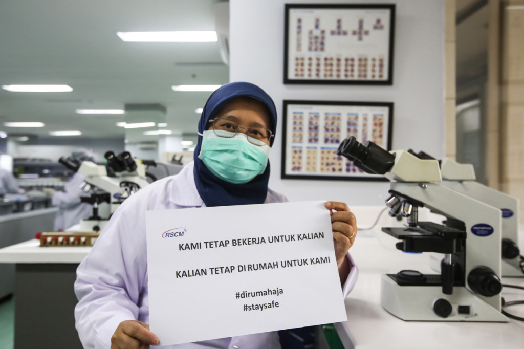 Pemerintah telah mengeluarkan imbauan untuk melakukan social-distancing (jaga jarak dari keramaian) dan self-quarantine (karantina sukarela) selama 14 hari untuk melandaikan kurva persebaran virus korona.