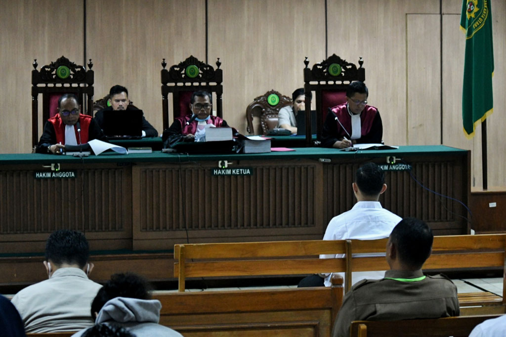 Dua terdakwa pelaku penyerangan terhadap penyidik Komisi Pemberantasan Korupsi (KPK) Novel Baswedan, Ronny Bugis dan Rahmat Kadir Mahulette menjalani sidang perdana di Pengadilan Negeri Jakarta Utara, Kamis, 19 Maret 2020.