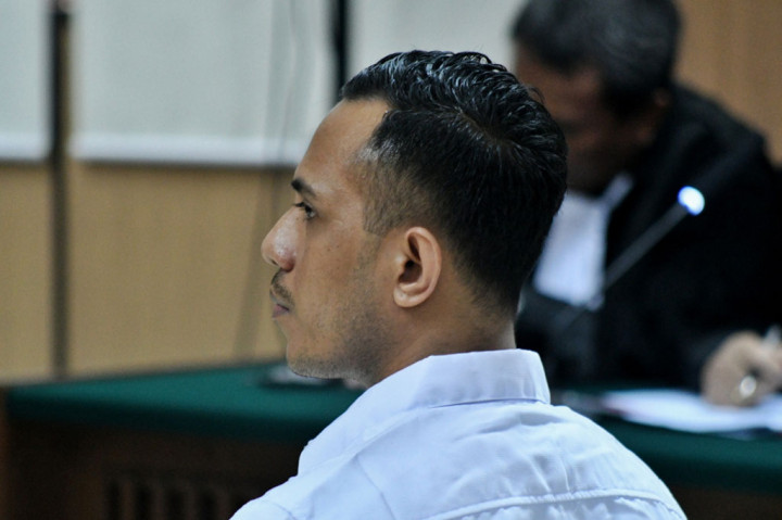 Keduanya didakwa dengan tiga pasal berlapis, yakni pasal 355 ayat (1) KUHP jo pasal 55 ayat (1) ke-1 KUHP, pasal 353 ayat (2) KUHP jo pasal 55 ayat (1) ke-1 KUHP, dan pasal 351 ayat (2) KUHP jo pasal 55 ayat (1) ke-1 KUHP yaitu mengenai penganiayaan berat yang dilakukan dengan direncanakan terlebih dahulu, dihukum penjara selama-lamanya dua belas tahun.