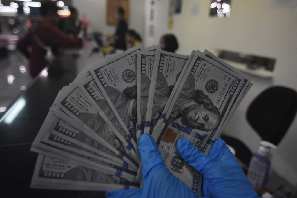 Angka tersebut menunjukkan pelemahan 489 poin dari nilai kemarin yang sebesar Rp 15.223 per dolar AS. Sedangkan pada 18 Maret 2020, kurs jual US$ 1 terhadap rupiah, yaitu Rp 15.299 dan kurs beli Rp 15.146