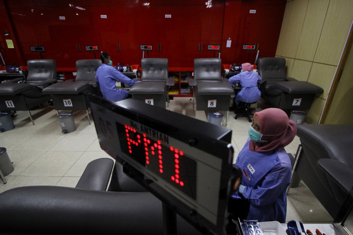 Petugas berjaga di ruang donor darah Unit Transfusi Darah (UTD) Palang Merah Indonesia (PMI) Kota Surabaya, Jawa Timur. 