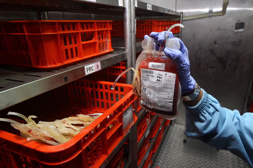 PMI Kota Surabaya kekurangan pasokan darah sekitar 60 persen dari rata-rata sehari sebanyak 450 pendonor (450 kantong darah) menjadi sekitar 140 pendonor karena adanya himbauan pembatasan kegiatan sosial guna mencegah penyebaran Virus Korona (Covid-19).