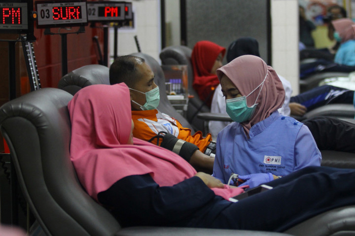 Petugas melayani pendonor di ruang donor darah Unit Transfusi Darah (UTD) Palang Merah Indonesia (PMI) Kota Surabaya, Jawa Timur.