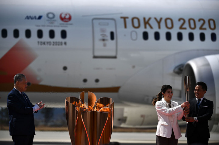 Sementara itu penyambutan api olimpide kali ini tidak semeriah penyelenggaraan olimpiade sebelum-sebelumnya akibat merebaknya virus korona atau covid-19.