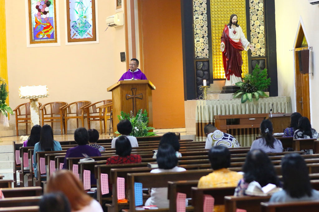 Jemaat Gereja Maria Ratu Damai Banyuwangi Gelar Misa Terakhir