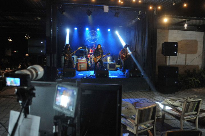 Kelompok musik Navicula beraksi dalam konser mereka yang bertajuk 'Navicula Corona Concert' di Denpasar, Bali, Jumat, 20 Maret 2020 malam. 