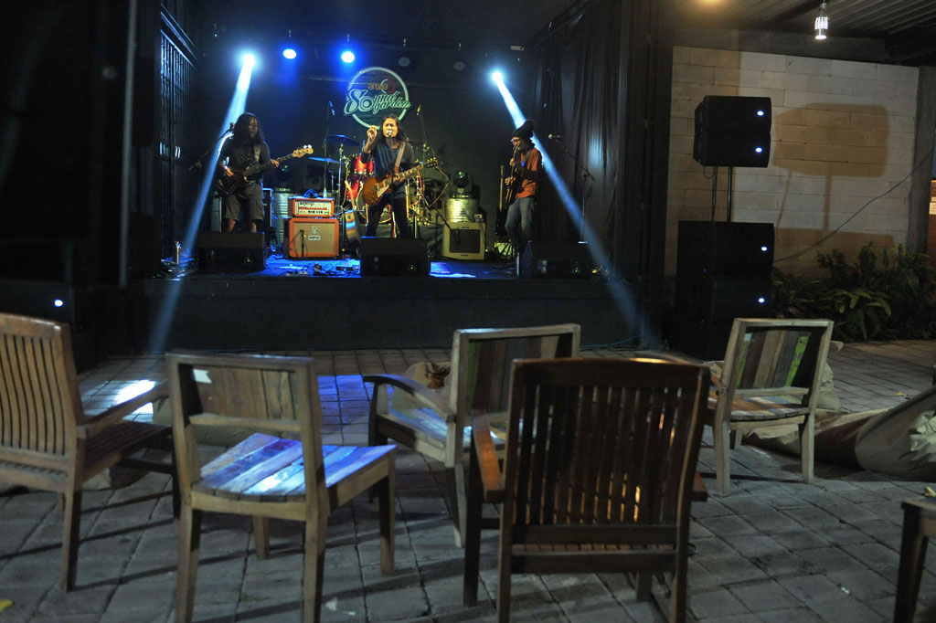 Konser yang diselenggarakan tanpa penonton namun disiarkan langsung secara 'live streaming' tersebut diharapkan dapat mendukung program 'Social Distancing' dengan tetap menghibur penonton yang menyaksikan konser tersebut dari rumah masing-masing.