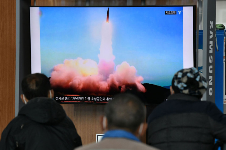 Warga menonton siaran berita televisi yang menunjukkan file gambar uji coba rudal Korea Utara, di sebuah stasiun kereta api di Seoul, Korea Selatan, Sabtu, 21 Maret 2020. 