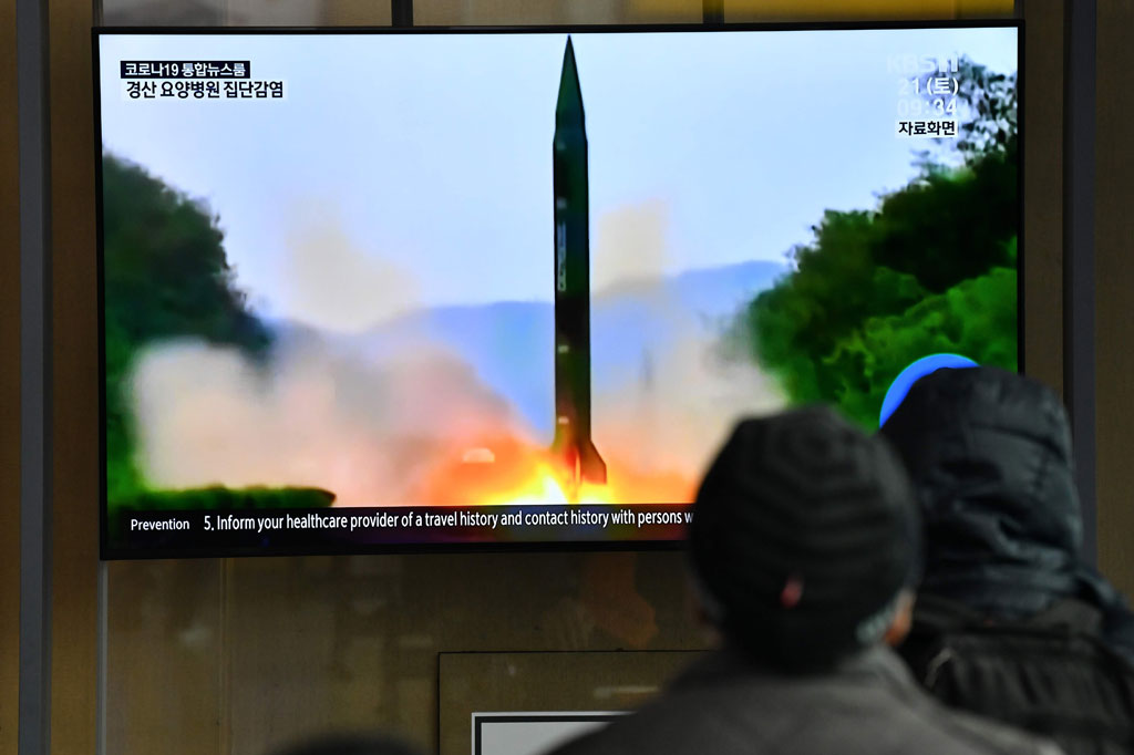 Korea Utara, Sabtu, 21 Maret 2020, menembakkan dua rudal balistik jarak dekat ke Laut Jepang, yang juga dikenal sebagai Laut Timur.  Menurut militer Korea Selatan, peluncuran itu dilakukan dari Provinsi Pyongan Utara.