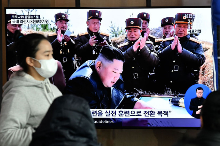 Korea Utara terus memperbaiki kemampuan senjatanya, kata para analis, lebih dari setahun setelah pertemuan puncak antara pemimpinnya Kim Jong Un dan Presiden AS Donald Trump di Hanoi.