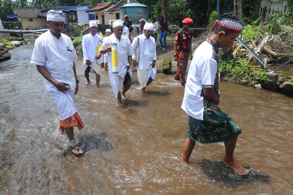 Ritual tersebut dilakukan untuk mengambil air suci sebagai sarana upacara Tawur Agung Kesanga yang merupakan rangkaian dari perayaan Hari Raya Nyepi 2020.