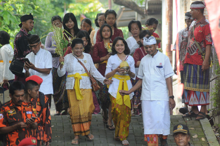Umat Hindu di Kabupaten Boyolali mengikuti prosesi ritual 'Mendak Tirta' di Umbul  Guyangan, Banyudono, Boyolali, Jawa Tengah, Sabtu, 21 Maret 2020. 